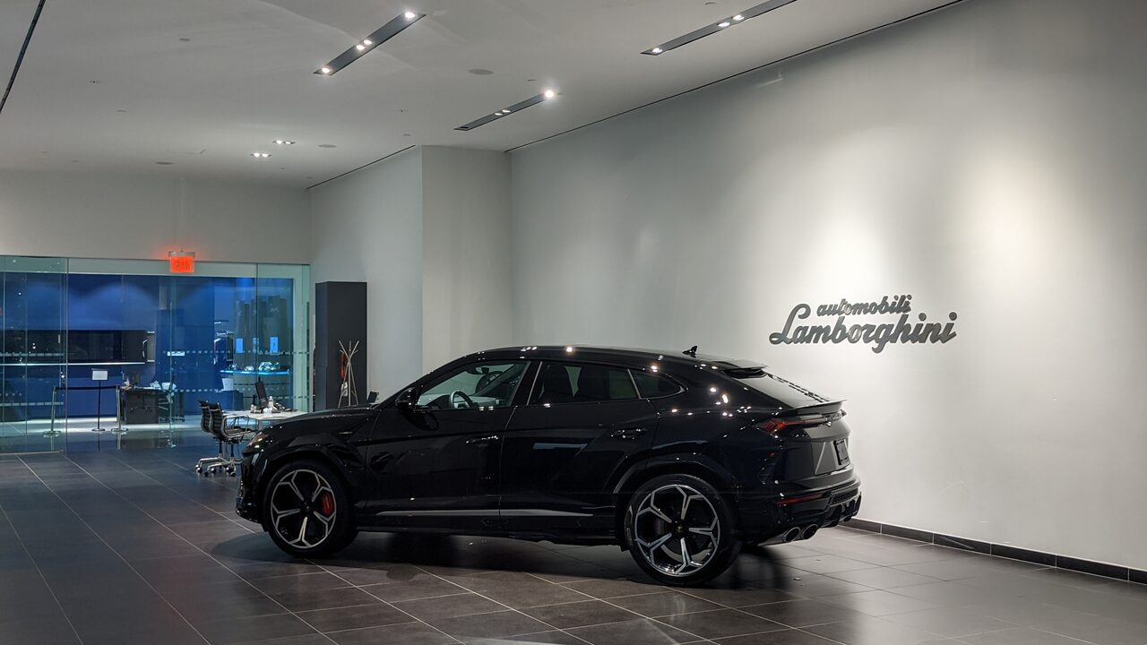 Lamborghini Urus preto parado num showroom branco